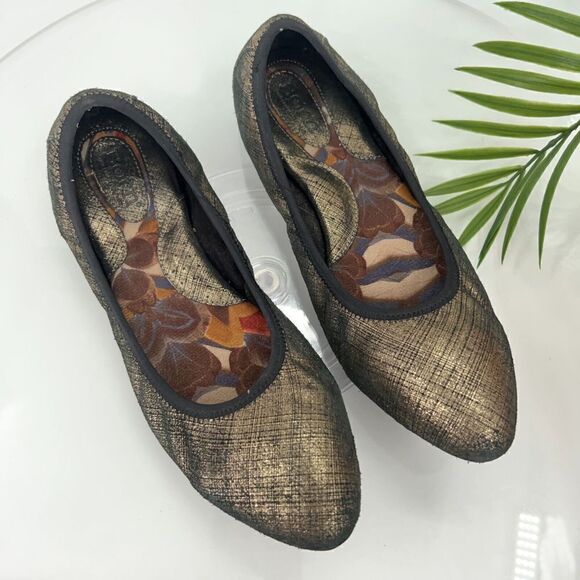 Born Women's Rozalee Ballet Flats Size 8 Gold Metallic Leather Slip On Shoes - Picture 3 of 13